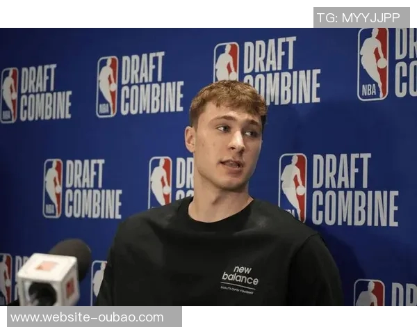 浓眉评价弗拉格首场比赛表现称紧张情绪正常相信他会克服困难