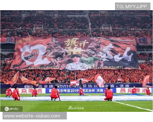 震撼场面拜仁球迷赛前展示TIFO并燃放烟花点燃全场气氛