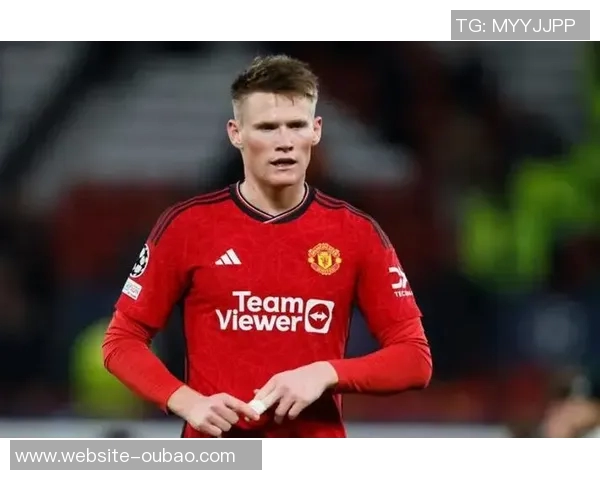 麦克托米奈上半场末段不理智动作遭黄牌处罚引发争议