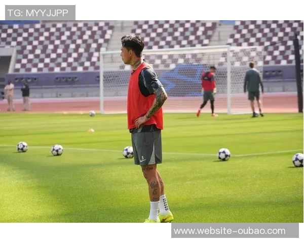 海港队在哈利法国际体育场开启冬季训练首课全力备战新赛季